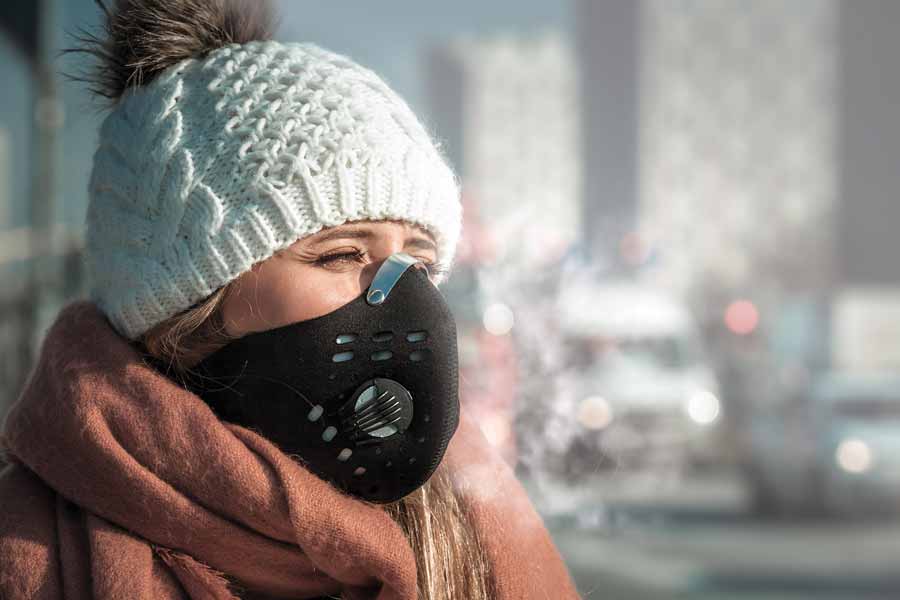 Smog &ndash; kobieta w masce antysmogowej